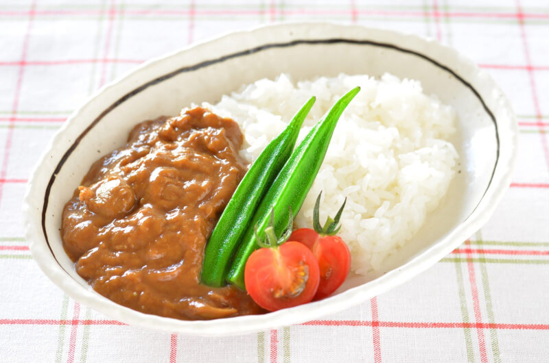 日本海上自衛隊每週五免費提供咖哩飯給部分隊員食用,不過,有6名自衛官不是免費供餐對象,卻擅自吃咖哩長達1年到3年,被處分停職4到5天。(示意圖/圖取自Pakutaso圖庫)