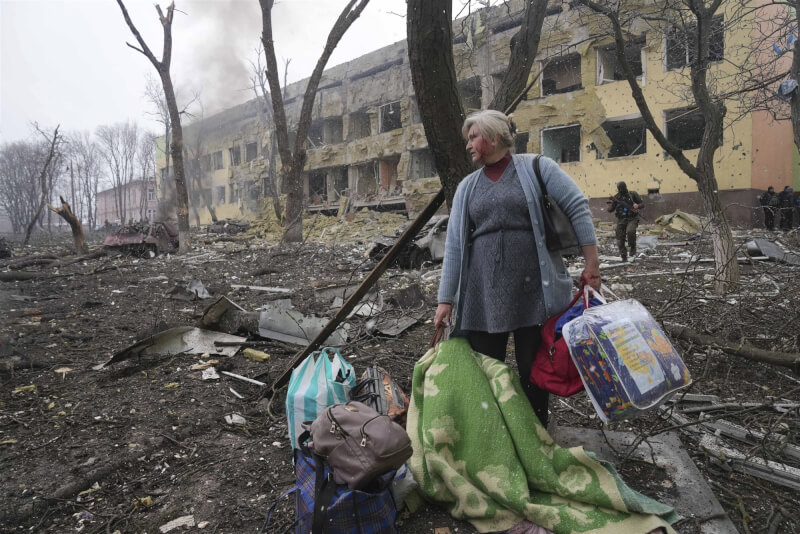 美國12日表示，美方評估俄羅斯部隊已將數千名烏克蘭人帶到俄羅斯所謂的「過濾中心」處理。圖為9日馬立波一家婦產科醫院遭轟炸後的景象。（美聯社）