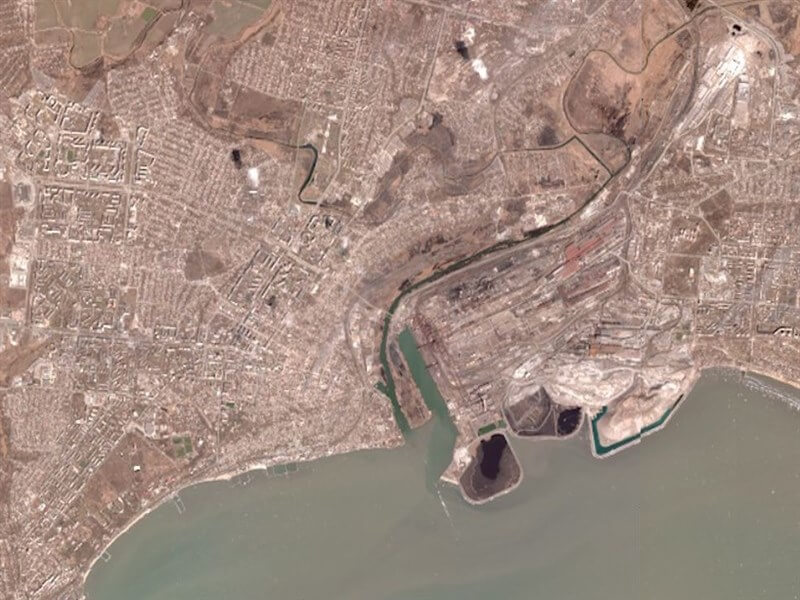 美國民間企業馬薩爾科技公布最新衛星影像顯示，遭圍困的烏克蘭東南部重要港市馬立波市中心街區全被摧毀。（圖取自Maxar Technologies網頁discover.digitalglobe.com）