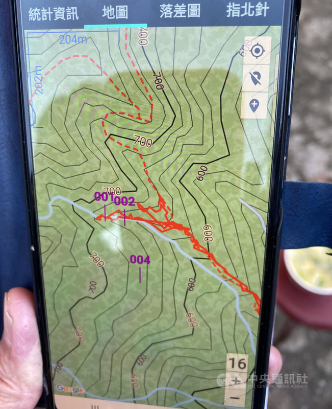 前和碩聯合科技副總裁蔡進國登山失聯多日,尋獲時已成冰冷遺體,消防局研判可能是走錯路又遇天雨路滑跌落山谷致死。協尋的郭姓登山嚮導30日出示搜尋路徑與衛星軌跡圖,說明尋獲蔡進國地點。中央社記者黃旭昇新北市攝 111年3月30日