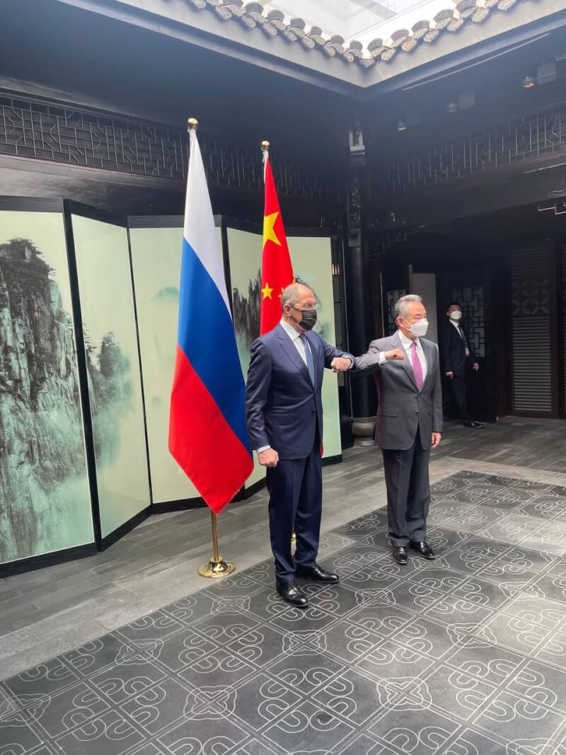中國外交部長王毅(中)30日在安徽屯溪與俄羅斯外長拉夫羅夫(左)會談。(圖取自twitter.com/mfa_russia)