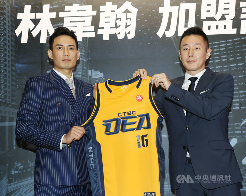 新北中信特攻籃球隊30日在台北舉辦林韋翰加盟記者會,由總經理張樹人(右)替林韋翰(左)穿上中信特攻16號球衣並合影。中央社記者鄭傑文攝 111年3月30日