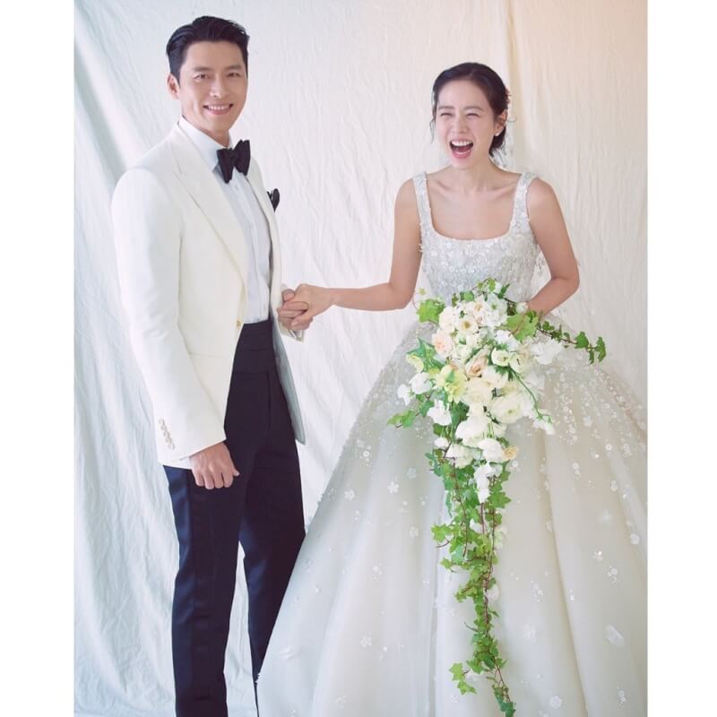 玄彬(左起)及孫藝珍31日公開婚紗照,兩人手牽手笑得甜蜜。(圖取自instagram.com/vast.ent)