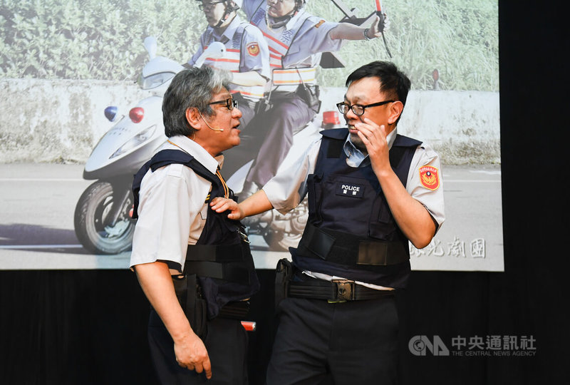 綠光劇團31日舉行「人間條件七」排練記者會,前鏡電視董事長李永豐(左)、前總統府副秘書長姚人多(右)客串演出,2人穿上警察服裝互動打鬧,並向導演吳念真爭取「升級成主演」。中央社記者趙世勳攝 111年3月31日