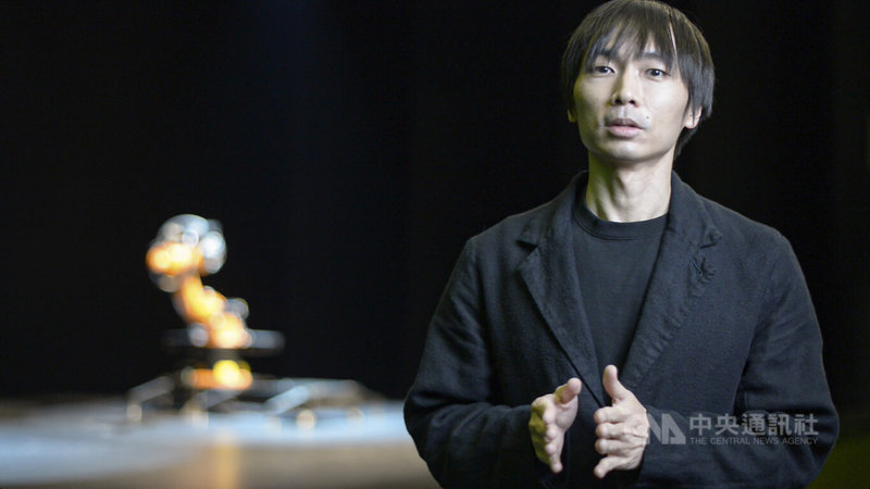 集編舞家、舞者及程式設計師於一身的黃翊於當地時間29日在西班牙首都馬德里的水道劇院(Teatros del Canal),接受西班牙國家電視台(TVE)與中央社記者採訪。中央社記者胡家綺馬德里攝 111年3月31日