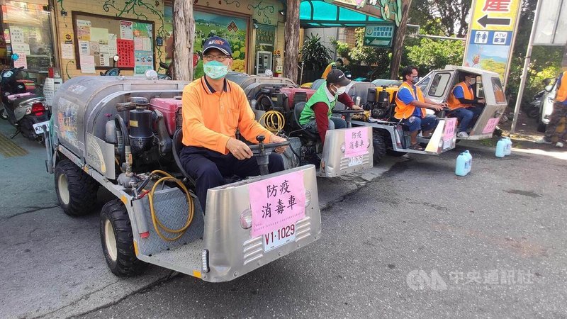 台東COVID-19疫情擴散到3鄉鎮，卑南鄉青農31日上午將農用噴藥（霧）車變身防疫車，穿梭深入小巷清消，守護社區居民健康安全。中央社記者盧太城台東攝 111年3月31日