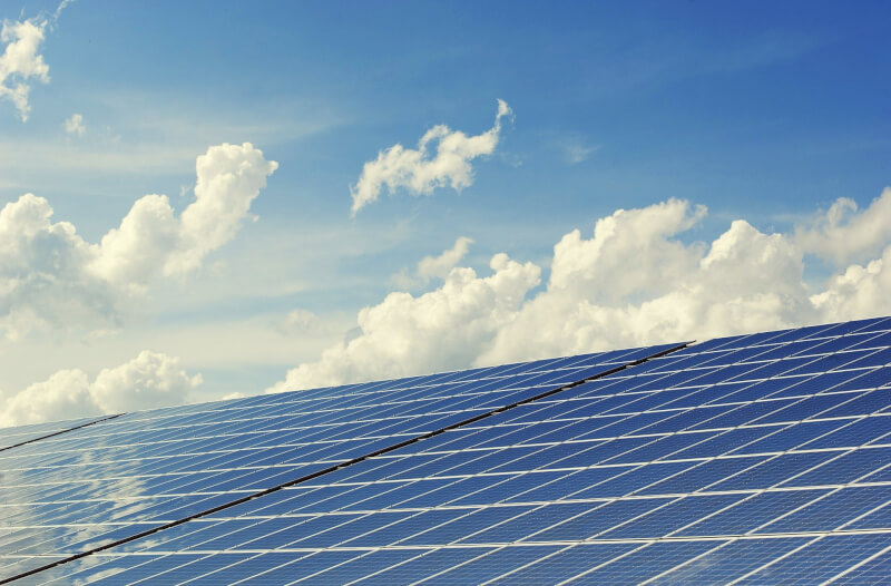 圖為由眾多光能電池組成的太陽能發電模組。（示意圖／圖取自Pixabay圖庫）
