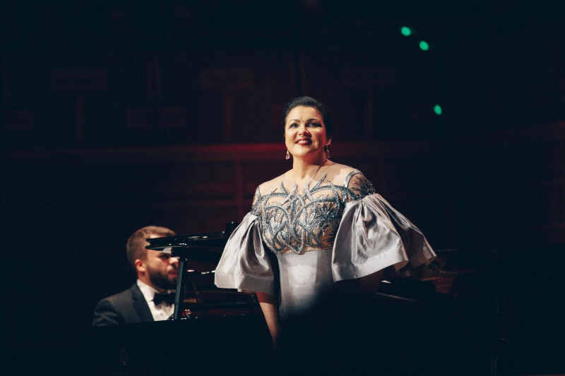 NSO國家交響樂團邀請俄羅斯女高音安娜涅翠布柯（前）來台，引發贊成與反對聲浪。（圖取自facebook.com/annanetrebko）