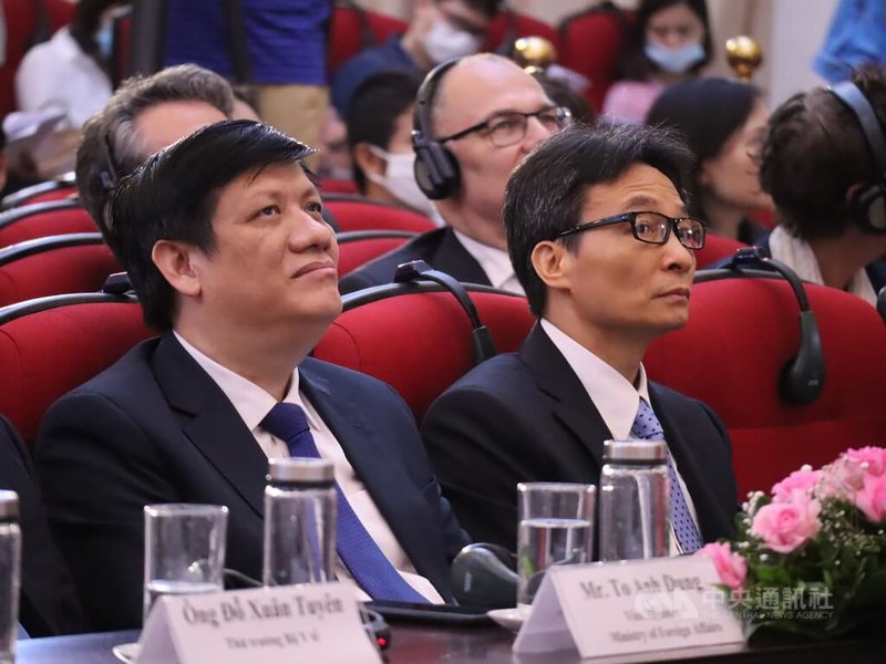 越南在COVID-19疫情期間爆發官商勾結哄抬檢測試劑組醜聞,越共中央檢查委員會3月31日總結,認為衛生部長阮清龍(前左)等官員應該對把關不力負起責任。中央社記者陳家倫河內攝 111年3月31日