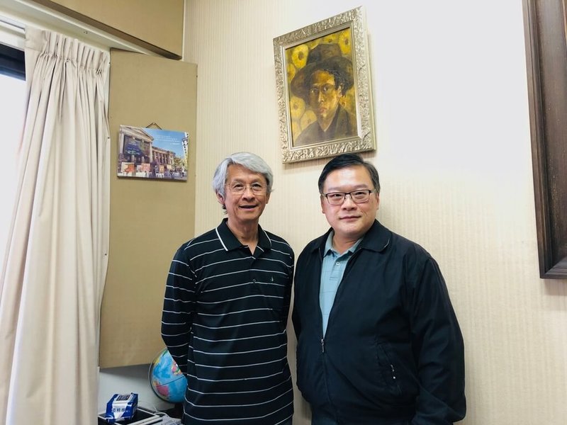加拿大亞裔活動協會執行長吳權益(右)拜訪陳澄波文化基金會董事長陳立栢,共同推動台灣與加拿大之間的藝術交流。(吳權益提供)中央社記者程愛芬溫哥華傳真 111年4月1日