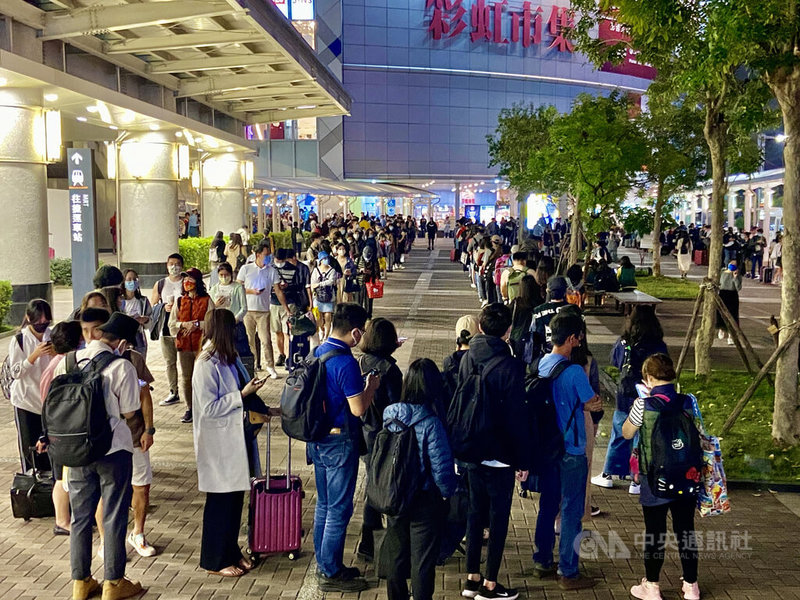 高雄楠梓一帶1日下午電壓瞬間驟降,台電表示,是東南水泥包商拆除廠房時不慎撞倒電塔引起,且高鐵營運也受影響,左營站緊急啟動接駁服務,晚間在左營站外等候接駁人潮繞了好幾個彎。中央社記者董俊志攝 111年4月1日