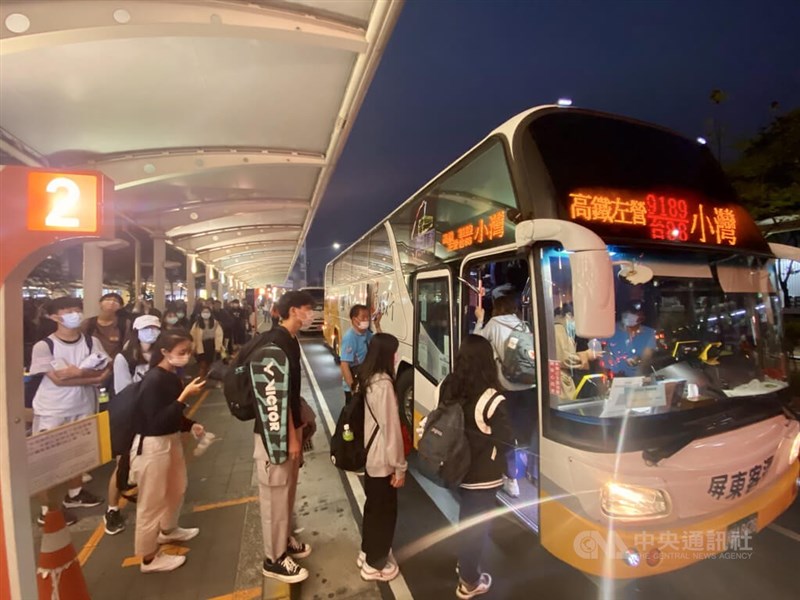 高鐵左營站的受影響旅客中有部分民眾選擇轉搭高鐵調度的公路接駁車,至晚間候車區人潮仍不少。中央社記者董俊志攝 111年4月1日