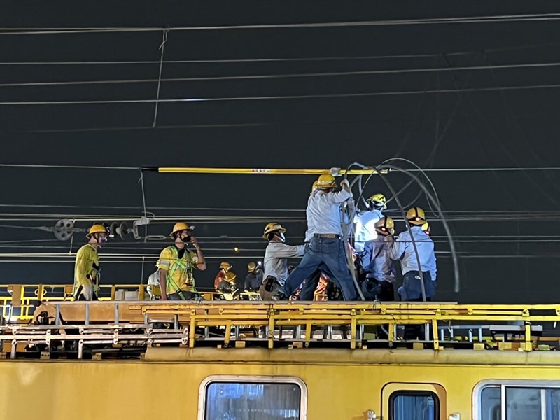 東南水泥廠工程造成台電電塔倒塌,影響高鐵運輸,台鐵事故路段晚間6時45分配合斷電,方便現場人員執行線路移除作業。(台電提供)中央社記者曾智怡傳真 111年4月1日
