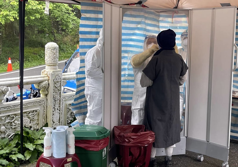 嘉義縣政府表示,一名北部女遊客3月31日至阿里山旅遊,衛生局1日獲報確診,隨即進行相關足跡清消,下午3時到6時並於阿里山森林遊樂區內阿里山聯合村辦公處前廣場啟動社區篩檢站。(嘉義縣政府提供)中央社記者黃國芳傳真 111年4月1日