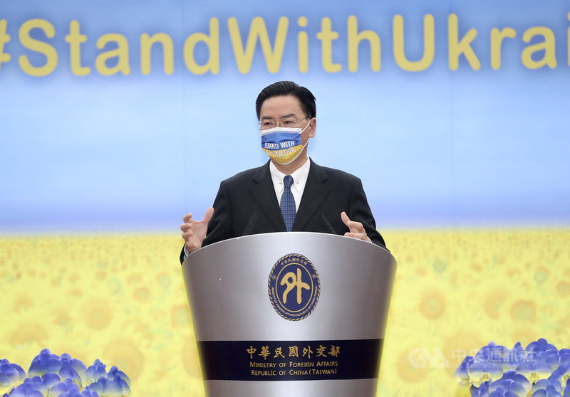 俄烏戰事未歇,外交部長吳釗燮1日宣布第3波捐款援助,他說,1日是烏克蘭難民勸募專戶最後一天,除再次見證台灣民眾支持烏克蘭外,也要展現台灣和理念相近夥伴共同協助烏克蘭的決心,外交部3月2日透過賑災基金會成立賑濟烏克蘭捐款專戶,短短1個月就募集新台幣9.3億元、相當於3200萬美元。中央社記者張皓安攝 111年4月1日