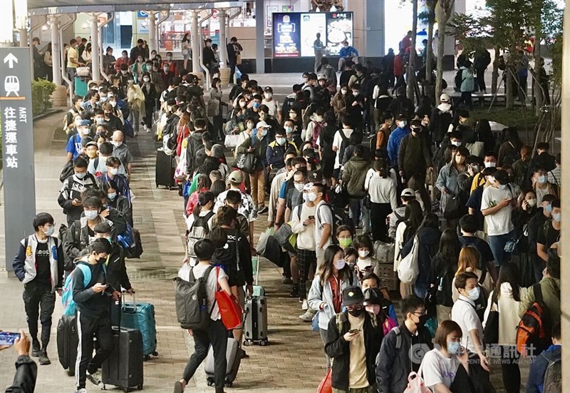 東南水泥1日施工不慎致電塔倒塌,高鐵電力中斷導致台南到左營停駛。高鐵啟動台南、高雄公路接駁疏運,至晚間高鐵左營站外仍有大批民眾排隊等待車輛接駁。中央社記者董俊志攝 111年4月1日