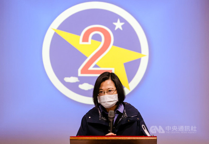 總統蔡英文1日下午赴新竹空軍基地視導,致詞時表示,空軍第二聯隊是肩負台海防空作戰的重要單位,今天來到這裡除了感謝空軍弟兄姊妹捍衛領空、守護國家的辛勞外,也來替大家加油打氣。中央社記者鄭清元攝 111年4月1日