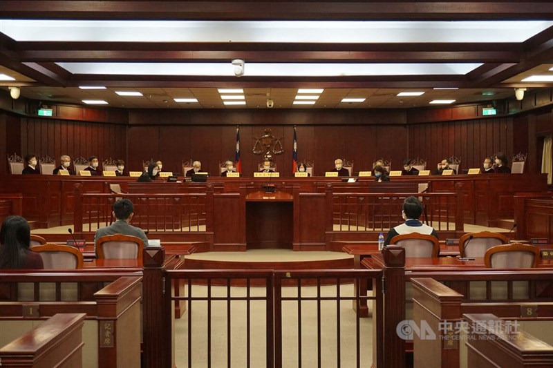 原住民身分法第4條第2項規定取得具原民身分的父親或母親之姓,或是傳統名字者,才能取得原民身分。7歲吳姓女童等人日前聲請釋憲,憲法法庭1日判決違憲。中央社記者林長順攝 111年4月1日