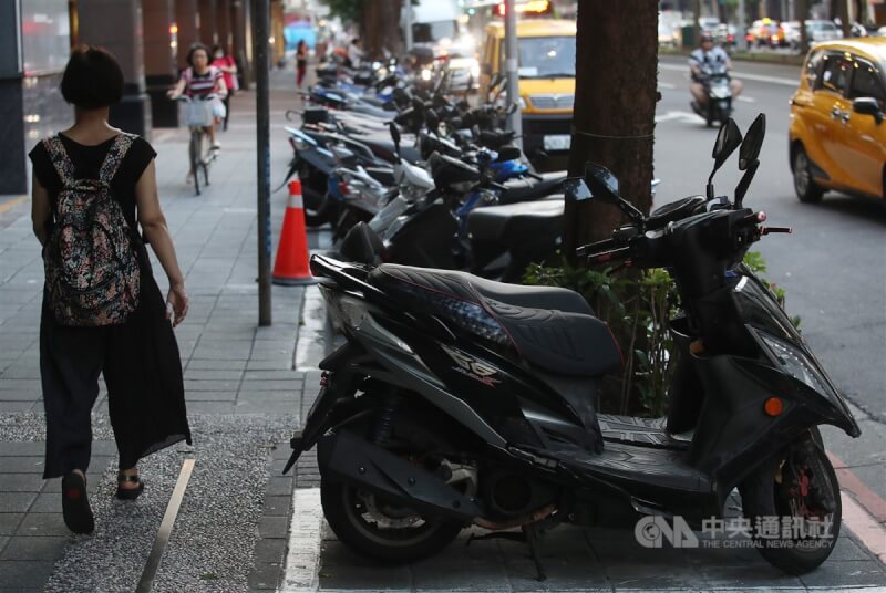 台北市中心路寬12公尺以上道路的機車格將納入收費,預計7月4日實施。圖為北市路邊機車格。(中央社檔案照片)