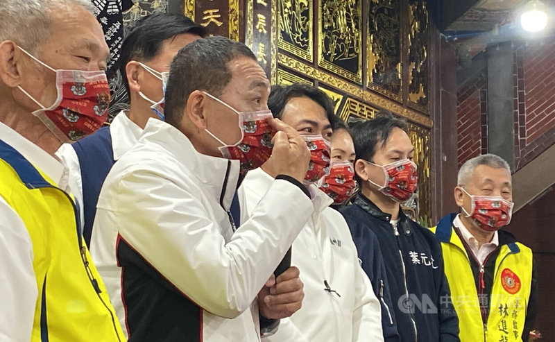新北市長侯友宜(前左2)1日參訪板橋區北極宮,致詞時不斷呼籲民眾出門參加活動務必要戴口罩。中央社記者黃旭昇新北攝 111年4月1日