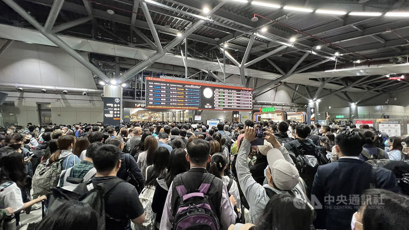 東南水泥廠1日施工不當壓倒高壓電塔,波及高鐵營運,導致高鐵左營站至台南站運輸中斷,目前尚未恢復營運。圖為晚間高鐵台南站內擠滿旅客。中央社記者蘇郁迪攝 111年4月1日