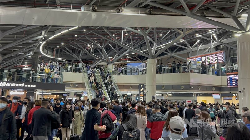 受東南水泥廠施工不當導致運輸中斷,高鐵台南站內晚間擠滿人潮。中央社記者蘇郁迪攝 111年4月1日