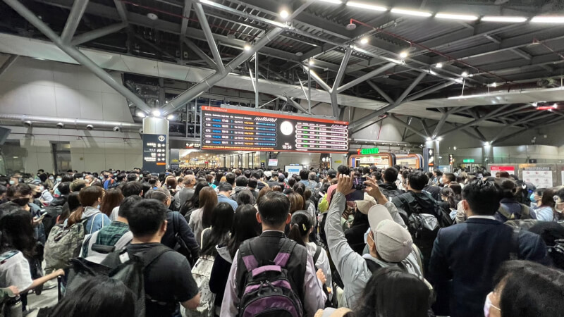 東南水泥廠1日施工不當壓倒高壓電塔，波及高鐵營運，導致高鐵左營站至台南站運輸中斷，目前尚未恢復營運。圖為晚間高鐵台南站內擠滿旅客。 中央社記者蘇郁迪攝 111年4月1日