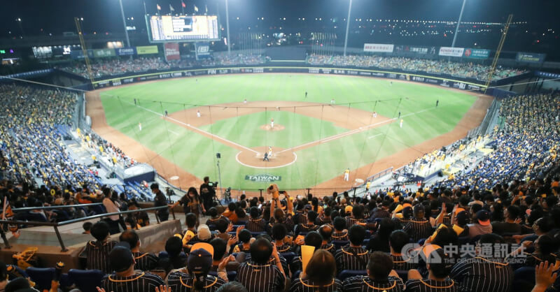 中華職業棒球大聯盟34年1日將於台中洲際棒球場熱鬧開打。（中央社檔案照片）