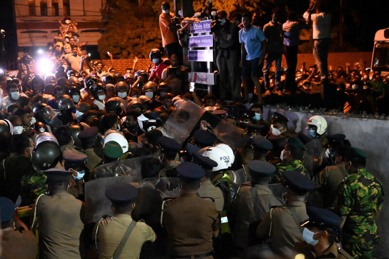 斯里蘭卡民眾不滿政府處理國家經濟危機的方式，3月31日數百名抗議者試圖闖進總統宅邸。（法新社）