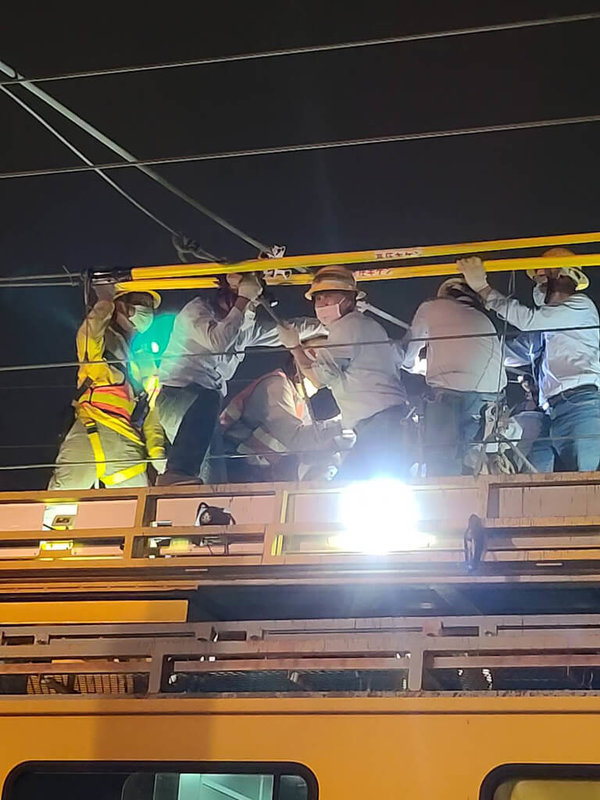 東南水泥廠工程造成台電電塔倒塌,影響高鐵運輸。由於高壓線路橫跨台鐵及高鐵軌道,台鐵事故路段須同步斷電,台電已調派4組人力緊急搶修。(台電提供)中央社記者曾智怡傳真 111年4月1日
