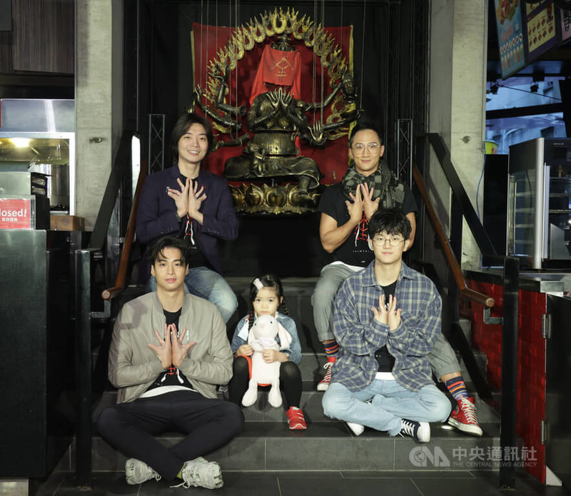 電影「咒」票房將破新台幣億元大關,1日在西門町in89豪華數位影院前舉辦記者會,導演柯孟融(後左)率領演員高英軒(後右)、阿Q(前右)、黃歆庭(前中)與林敬倫(前左)與劇中佛母合影。中央社記者張新偉攝 111年4月1日