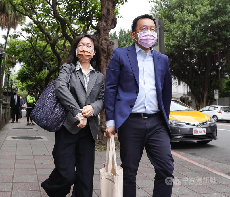 台灣高等法院1日審理纏訟逾15年的國務機要費等案，進行更二審程序，除前總統陳水扁停審、陳水扁妻子吳淑珍請假，其餘被告皆被傳喚出庭，包括陳水扁兒子陳致中（前右）、媳婦黃睿靚（前左）等人都到庭。中央社記者謝佳璋攝  111年4月1日