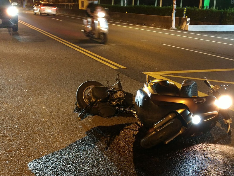 屏東東港鎮1日晚間發生一起死亡車禍，林姓母子騎機車雙載返家途中，與1輛汽車發生擦撞，母子送醫急救仍宣告不治。（東港警分局提供）中央社記者李卉婷傳真  111年4月2日