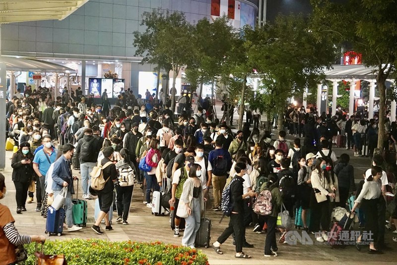 受東南水泥施工意外影響,台灣高鐵台南至左營站間1日傍晚起暫停營運,受影響旅客無奈轉往排隊等待高鐵公路接駁車,晚間左營站外排隊隊伍蜿蜒曲折,人潮擠爆。中央社記者董俊志攝 111年4月1日