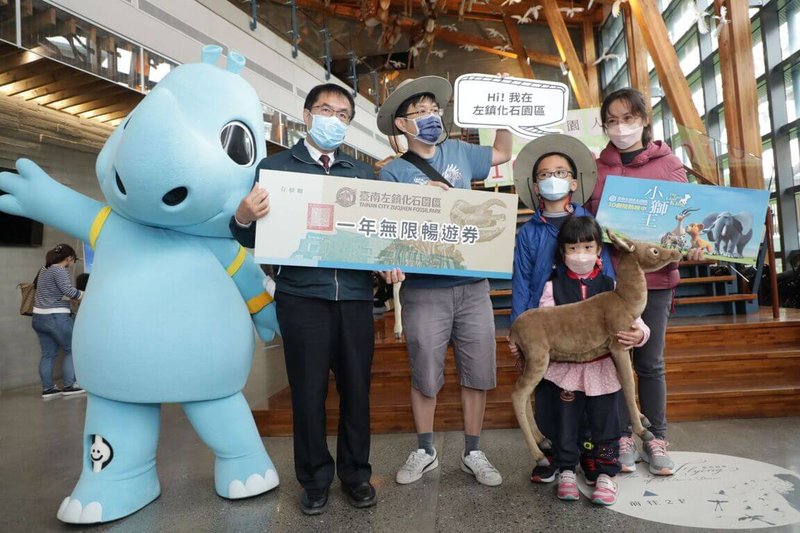 開館3年的台南左鎮化石園區2日喜迎第100萬名遊客,幸運兒為台中林先生一家4口,市長黃偉哲(左1)特別到場歡迎林先生一家人及送上禮品。(台南市政府提供)中央社記者張榮祥台南傳真 111年4月2日
