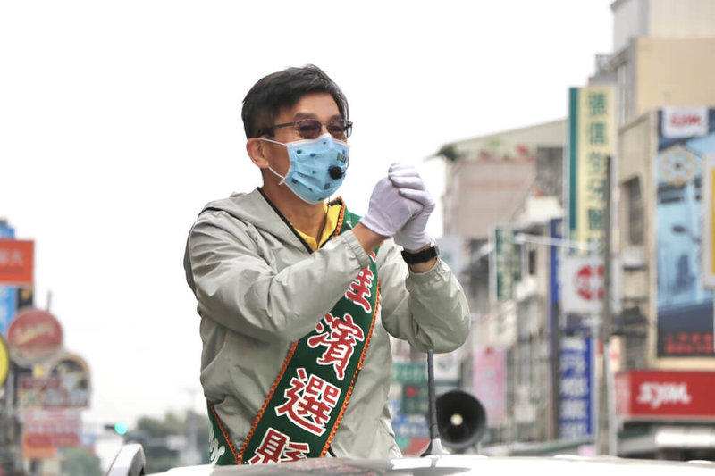 清明連假登場,民進黨立委鍾佳濱把握機會力拚黨內屏東縣長初選出線,2日上午從萬丹鄉開始,持續整日掃街行程。(鍾佳濱服務處提供)中央社記者李卉婷傳真 111年4月2日