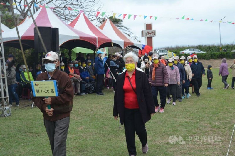 澎湖中屯國小2日舉行「黌華百年、眴煥中屯」創校100週年校慶活動,高齡90歲的第1屆畢業校友陳年輾(前)專程出席,領隊進場。中央社 111年4月2日