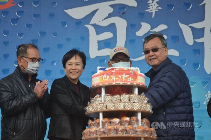 澎湖中屯國小2日舉行「黌華百年、眴煥中屯」創校100週年校慶活動,澎湖縣長賴峰偉(右1)與議長劉陳昭玲(左2)等人合切百年生日蛋糕。中央社 111年4月2日