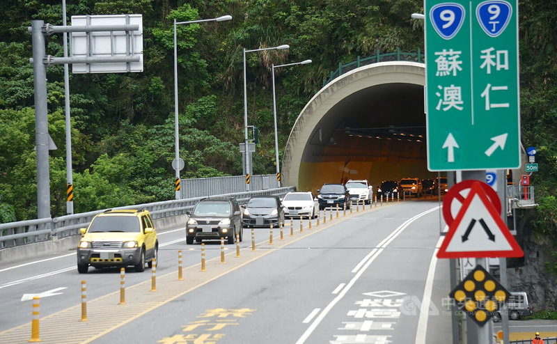 清明連假首日,蘇花路廊2日清晨湧現南下車潮,花蓮警方派員於易壅塞路段加強交通疏導。圖為蘇花改仁水隧道南側出口。中央社記者張祈攝 111年4月2日