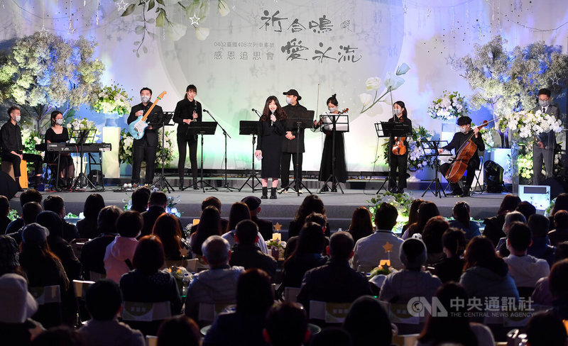 台鐵太魯閣號事故釀死傷慘劇,發生至今已滿週年,2日晚間在台北車站外廣場舉行的「祈合鳴、愛永流–0402台鐵408次列車事故感恩追思會」,現場包括行政院長蘇貞昌與罹難者家屬代表等人都出席與會。中央社記者王飛華攝 111年4月2日