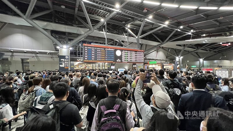 東南水泥廠1日施工不當壓倒高壓電塔,波及高鐵營運,導致高鐵左營站至台南站運輸中斷,目前尚未恢復營運。圖為晚間高鐵台南站內擠滿旅客。中央社記者蘇郁迪攝 111年4月1日