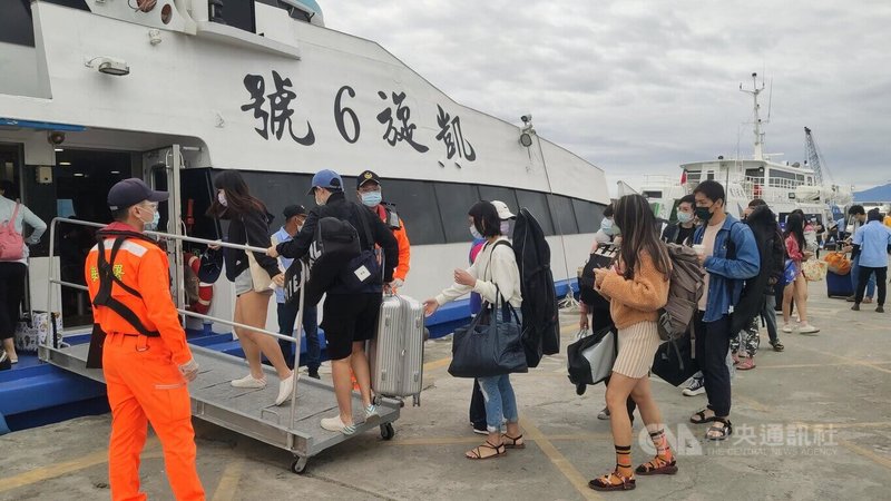 清明連假首日,客輪業者表示,2日上午進入綠島、蘭嶼的船班,每班搭船率都超過8成,甚至客滿,2日會有17班船次進入綠島,估算會有逾3000名遊客。中央社記者盧太城台東攝 111年4月2日