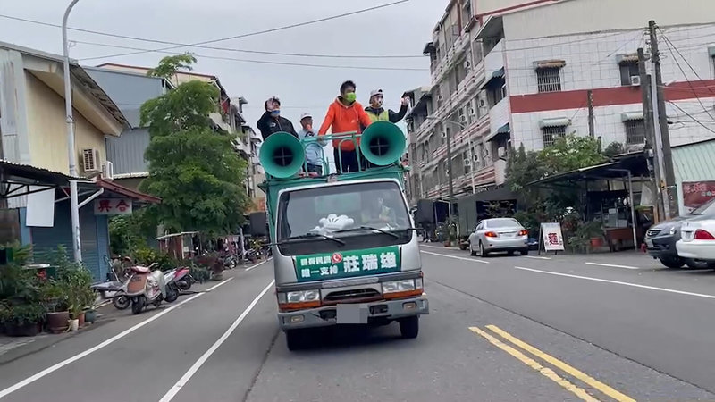 民進黨立委莊瑞雄(橘衣者)力拚黨內屏東縣長初選勝出,2日展開車隊掃街,進行最後衝刺,盼爭取選民支持。(莊瑞雄服務處提供)中央社記者李卉婷傳真 111年4月2日