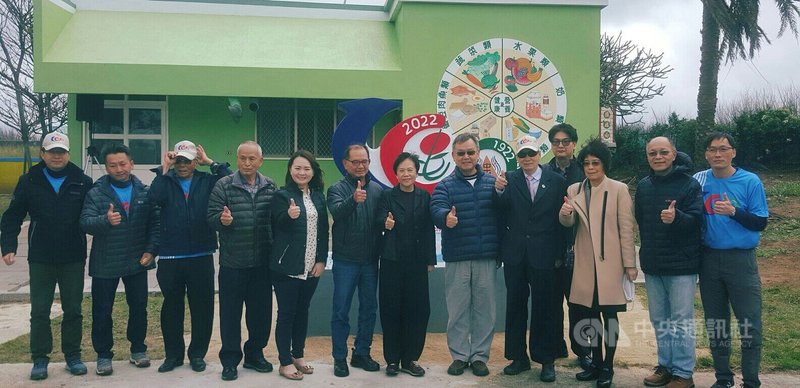 澎湖縣長賴峰偉(左8)與議長劉陳昭玲(左7)等人2日前往澎湖中屯國小,與畢業校友共同為紀念碑揭牌,歡慶學校創校100週年。中央社 111年4月2日