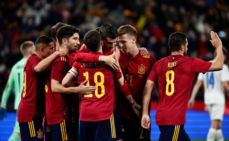 2022年卡達世界盃足球賽4月1日在首都杜哈分組抽籤，歐洲兩大強權德國和西班牙強碰。圖為西班牙足球隊3月30日比賽畫面。（圖取自twitter.com/SeFutbol）
