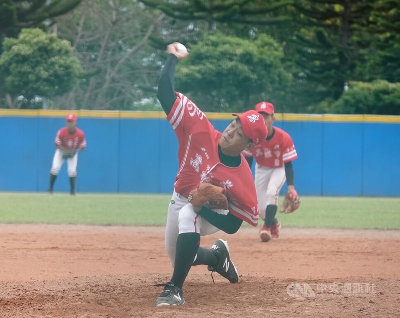 U18東岸聯盟棒球錦標賽高雄市聯隊2日投打發揮,李致霖(前)後援投1.1局沒被敲出安打、無失分,替球隊守住勝利。中央社記者謝靜雯攝 111年4月2日