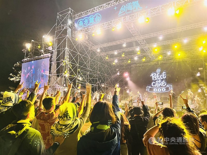 圖為墾丁「2022台灣祭」活動2日適逢清明連假首日,現場人潮超過3萬人次。中央社記者李卉婷攝 111年4月2日