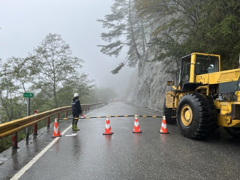中橫山區連日降下大雨,省道台8線117.4公里關原路段,原已進行災害搶修,3日中午再度發生坍方及持續間歇落石情形,下午5時後實施夜間預警封閉。(公路總局第四區養護工程處提供)中央社記者李先鳳傳真 111年4月3日