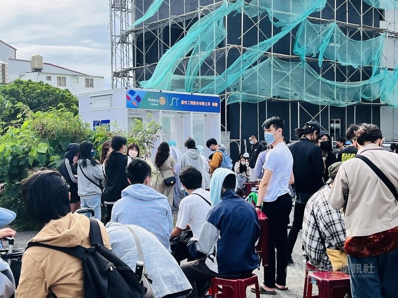 「台灣祭」音樂活動有COVID-19（2019冠狀病毒疾病）確診者參加，屏東縣政府啟動4處篩檢站，3日下午湧入大量人潮。中央社記者李卉婷攝  111年4月3日