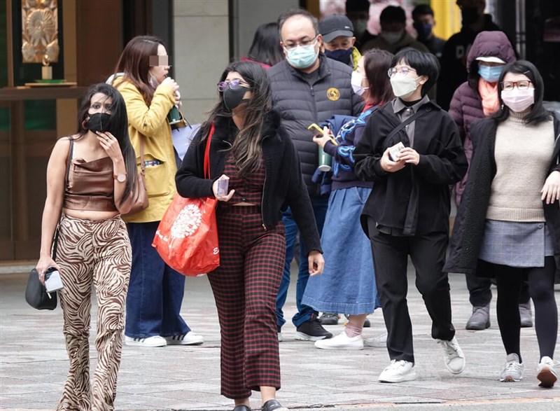 台灣3日新增183例COVID-19本土病例，從基隆到墾丁遍及全台12縣市。台北市東區有百貨公司閉館清消，經過的民眾口罩都戴緊緊，也有民眾把口罩拿下飲食。中央社記者鄭傑文攝 111年4月3日